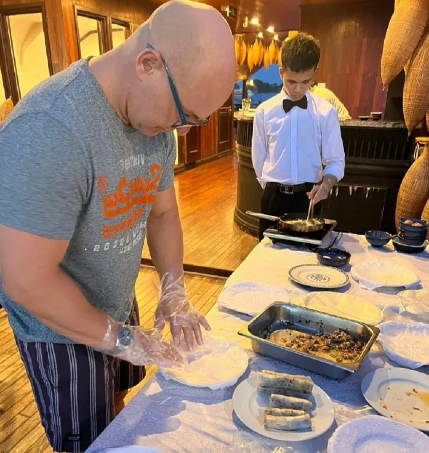 Tham gia lớp học nấu ăn là một hoạt động thú vị trên du thuyền Sena Cruise