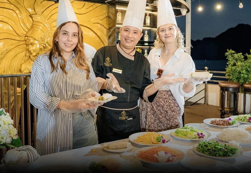 Tham gia lớp học nấu ăn trên du thuyền Athela Royal