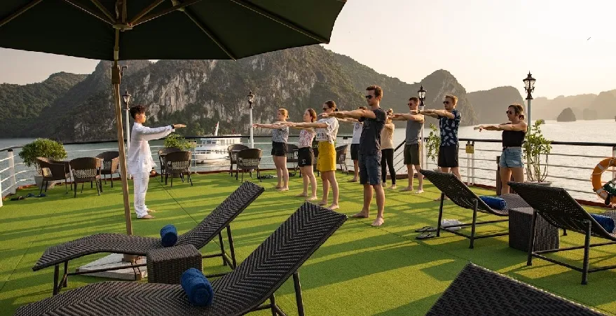 Trải nghiệm bài tập thái cực quyền vào buổi sáng là một trong những hoạt động thú vị trên du thuyền Doris