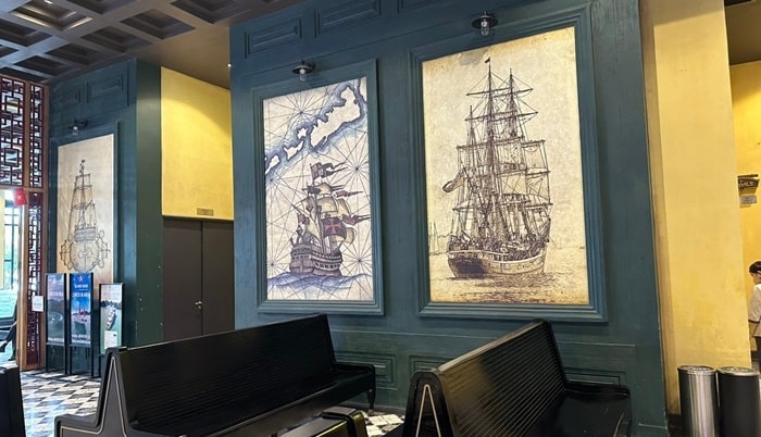 Tường nhà ga được thiết kế độc đáo với 27 khung tranh thể hiện hải đồ và tàu biển cổ