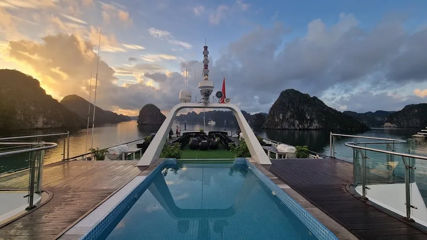 bể bơi trên du thuyền Dora