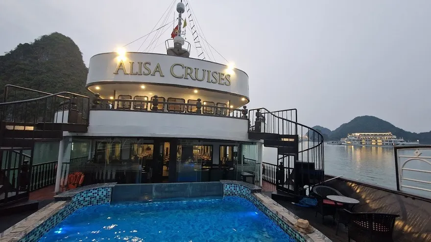 Du thuyền Alisa Premier 7 hồ bơi theo mùa trên Alisa Cruise
