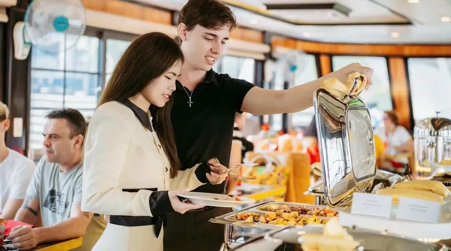 Tiệc buffet trên du thuyền Hồ Thiên 99