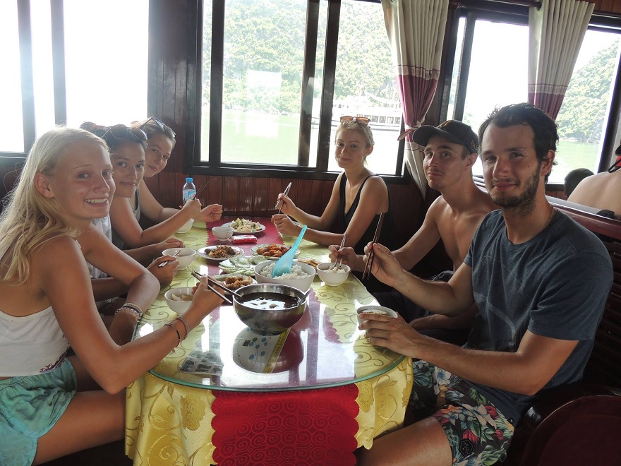 Trải nghiệm dùng bữa trên nhà hàng trong tour hành trình 6 tiếng sấng