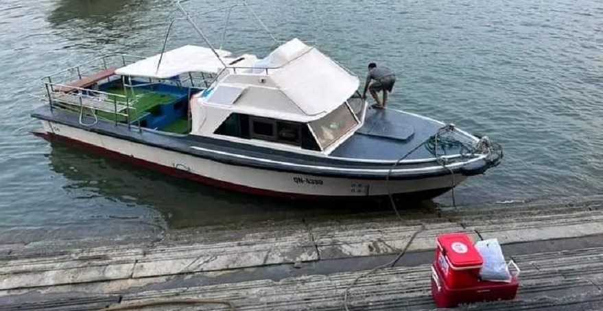 Tàu cá chuyền thống chuyên chở khách di tour câu mực đêm Hạ Long