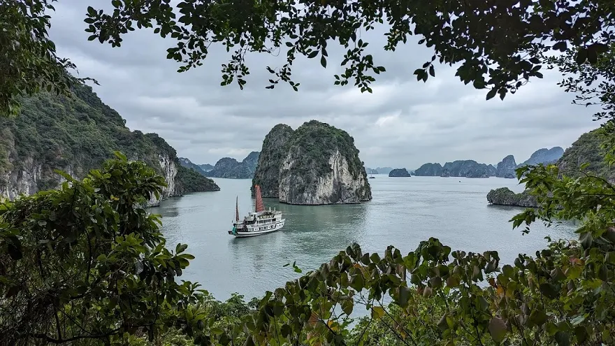 Góc máy rộng chụp toàn cảnh Vịnh Bái Tử Long nhìn từ cửa ra của Hang Thiên Cảnh Sơn nơi du khách có thể nhìn tháy muôn trừng vạn trang các đảo đá nhấp nhô và những du thuyền lượt trên mặt Vịnh