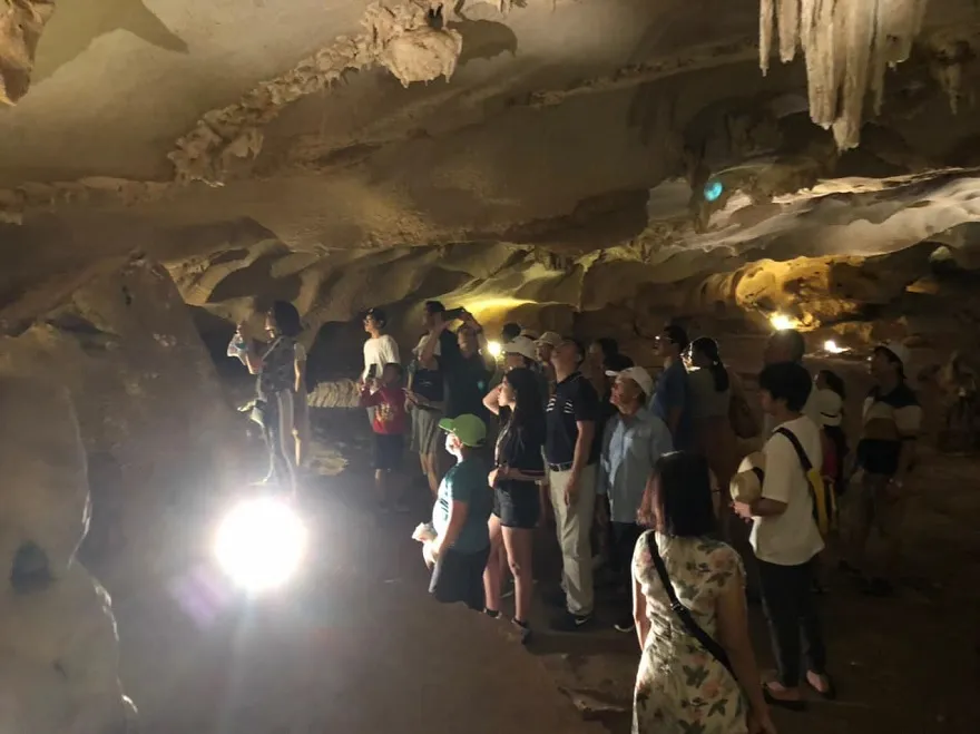 Hang Thiên Cảnh Sơn được lắp hệ thống chiếu sang bên trong giúp du khách có thể quan sát rõ hang động kể cả khi thiếu anh sáng mặt trời