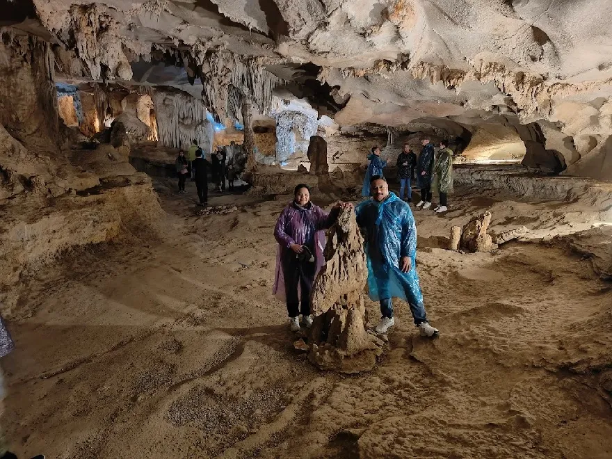 Hang thiên Cảnh Sơn được chia thành hai ngắn chính với hệ thống thạch nhũ và măng đá tráng lệ