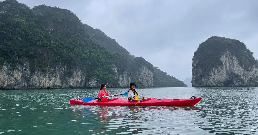 Trải nghiệm treo Kayak tham quan Vịnh Bái Tử Long khi tới hang Thiên Cảnh Sơn