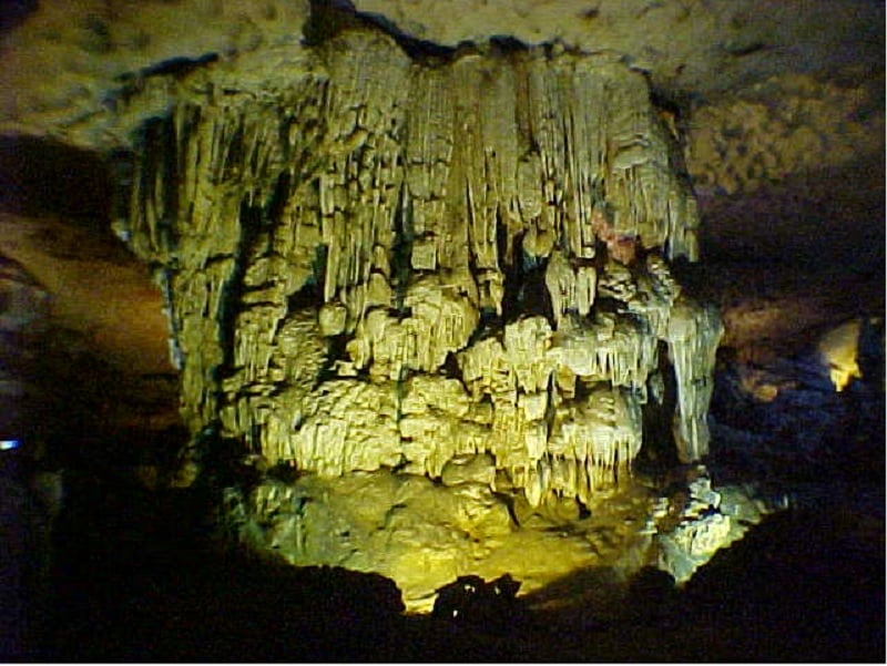 trụ đá khổng lồ như chống đỡ cho cả hang động