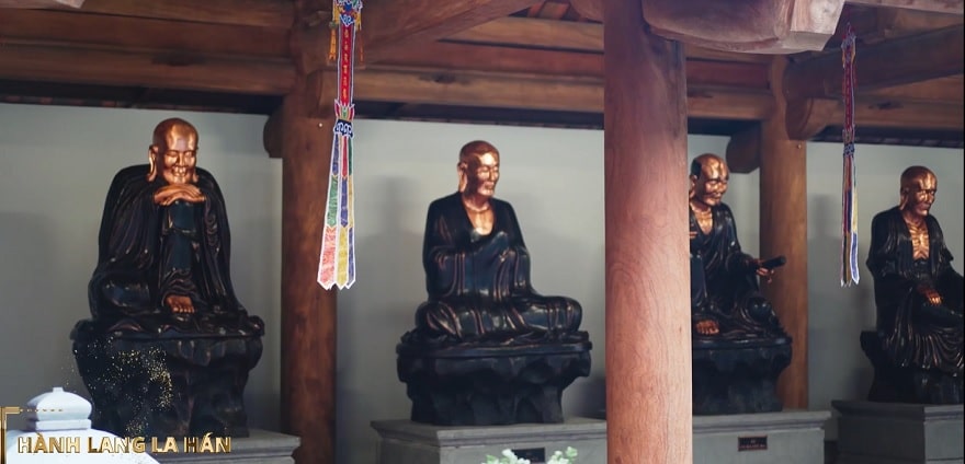 Chùa Bảo Hải Linh Thông Tự 10 Hành Lang Tả Vu – Hữu Vu: Nằm hai bên Nhà tổ là hành lang tả vu- hữu vu, thờ 18 pho tượng La Hán