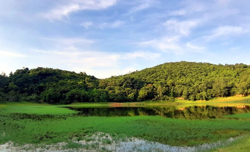 Hồ Ngọc Thuỷ, gần đình Ngọc Vừng là hồ nước tự nhiên có cảnh quan đẹp mắt, thơ mộng.