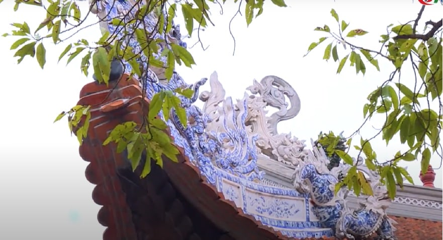 Kiến trúc mái ngói đỏ uốn cong khảm đầu rồng