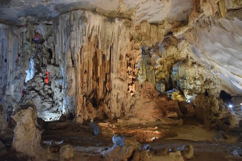 Các nhũ đá trong hang Tiên Ông