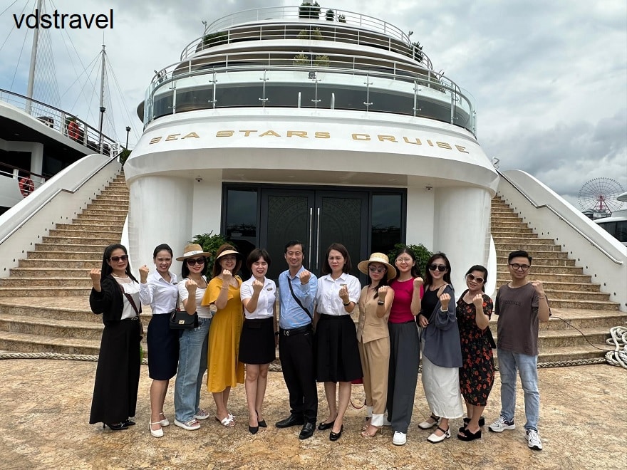 Đoàn khảo sát công ty vdstravel và chị Thu phụ trách quản lý du thuyền Sea stars Cruise