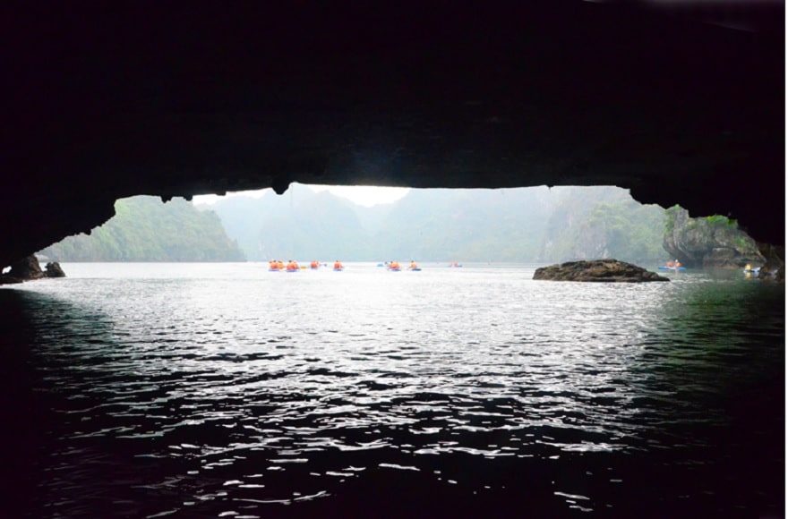 Hồ Ba Hầm: Điểm du lịch tuyệt vời ít ai biết 8 Hang Luồn