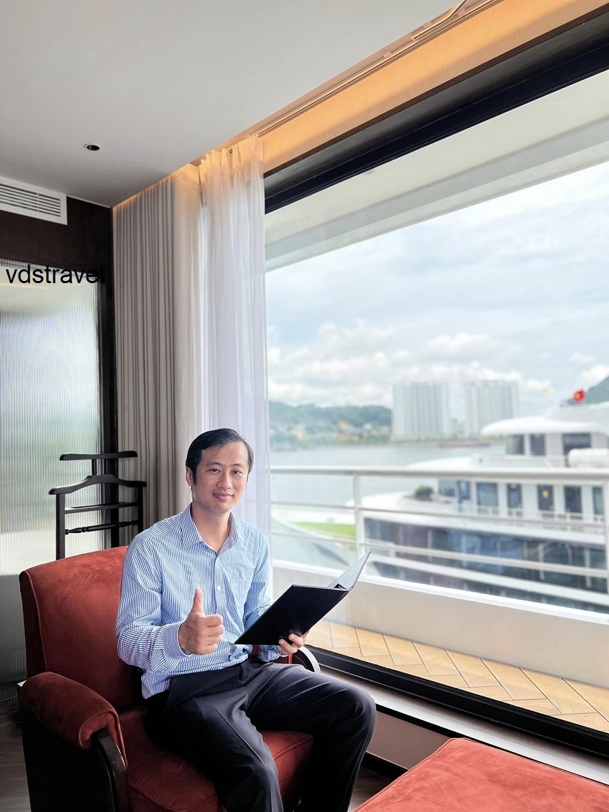 Từ Khu vực nhà ăn có thể nhìn ngắm VỊnh Hạ Long qua cửa sổ