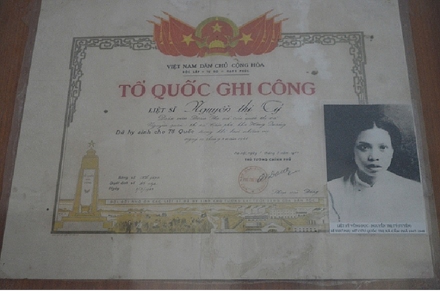 Bằng Tổ quốc ghi công của liệt sĩ Nguyễn Thị Tý, 1 trong 8 nữ chiến sĩ Cộng sản bị giặc Pháp cho vào bao, buộc đá dìm chết tại Vũng Đục.