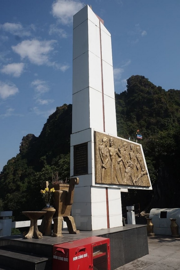 Đài tưởng niệm các liệt sĩ Vũng Đục.