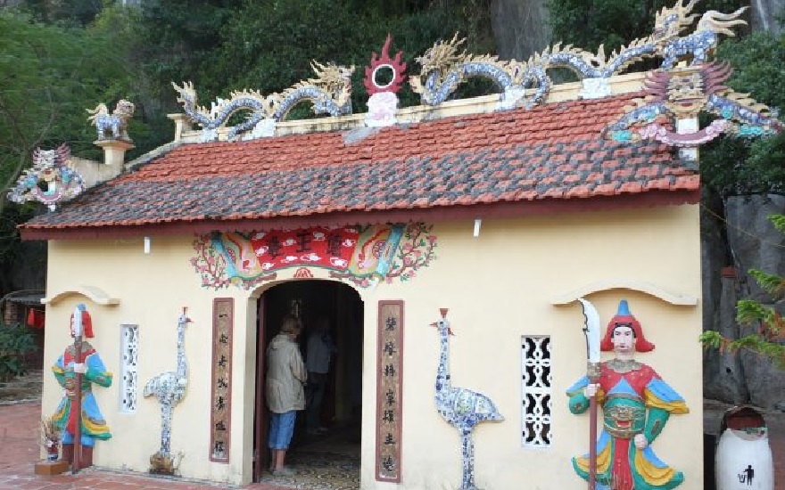 Khu thờ tại đền Bà Men