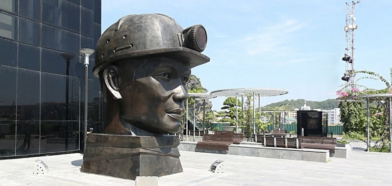 Bức tượng người thợ mỏ tại khu trưng bày ngoài trời bảo tàng Quảng NInh