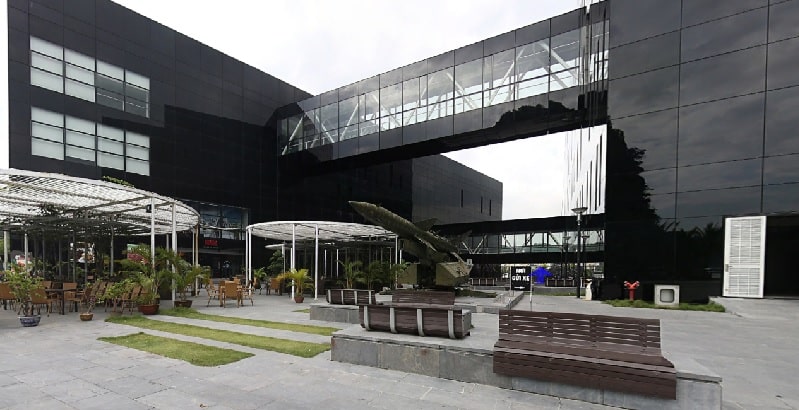 Di vật tên lửa tại bảo tàng Quảng Ninh.jpg