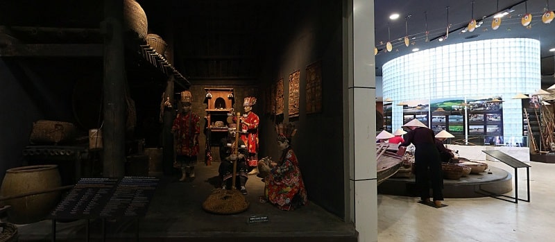 Khu trung bày chủ đề dân tôc