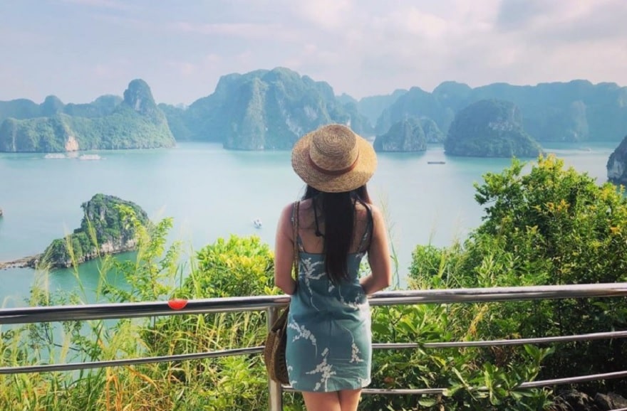 Khung cảnh hùng vĩ của Vịnh Hạ Long từ đỉnh núi đảo Titop