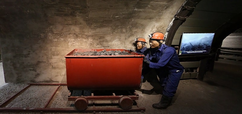 Mô phỏng việc vận chuyển than trên bằng truyền của công nhân mỏ