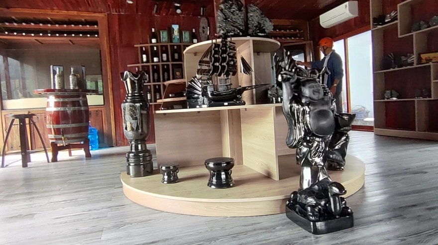 Khu trưng bày các tác phẩm điêu khắc, sản phẩm lưu niệm từ than đá.