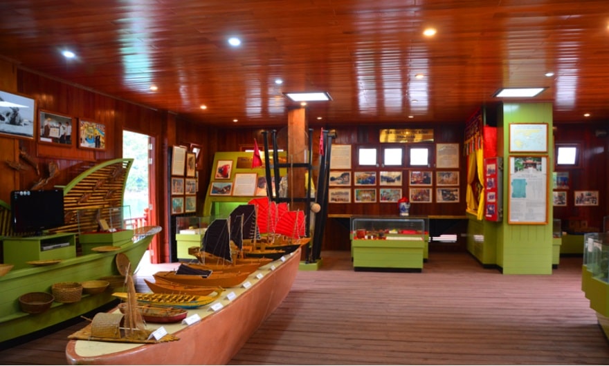 Khu trưng bày trong trung tâm văn hóa nổi Cửa Vạn