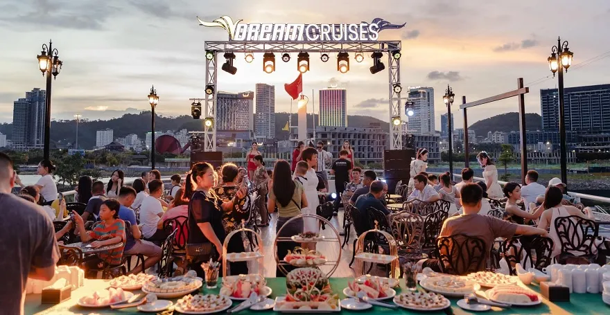 Khu vực Sundeck trên du thuyền Vdream Cruise