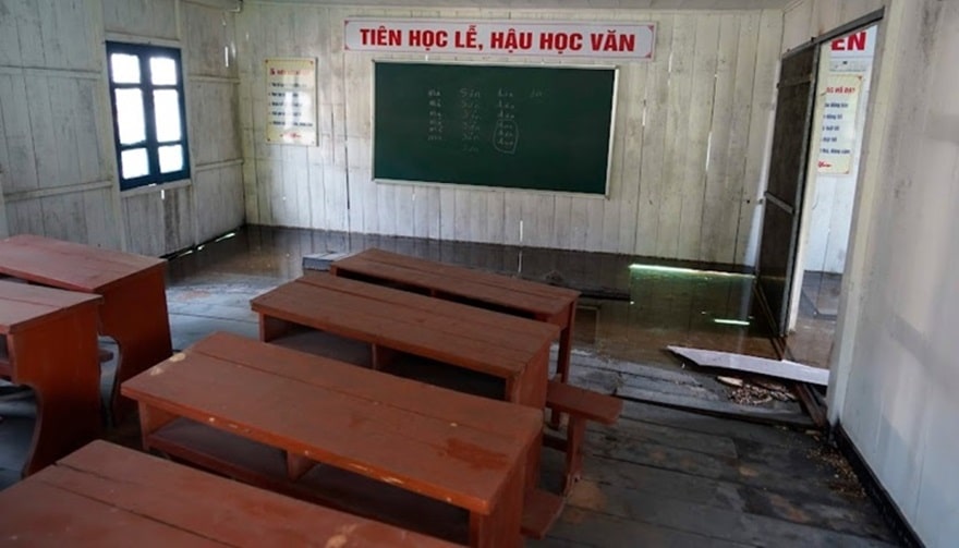 Lớp học tại làng chài Vung Viêng bị xuống cấp nghiêm trọng nhưng vân chưa được sửa chữa