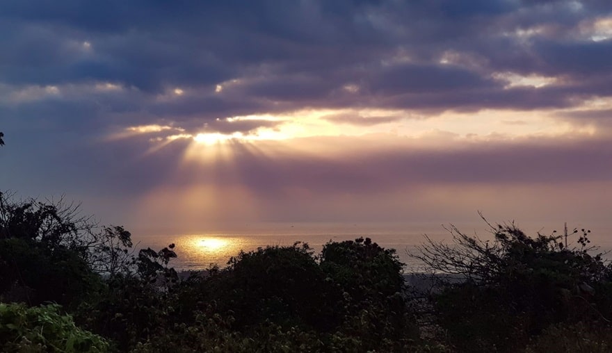 Ngắm bình minh trên biển từ ngọn hải đăng là trải nghiệm khó quên trên Bạch Long Vĩ