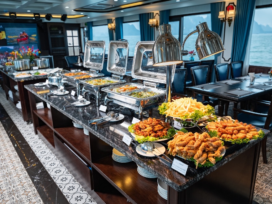 VDream với buffet đa dạng các món ăn Á - Âu