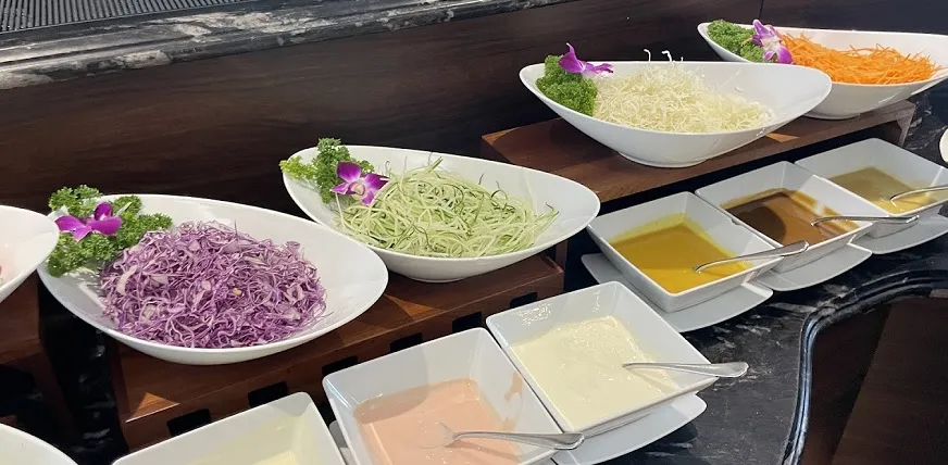 Du thuyền Ambassdor Cruise II ăn tối 8 Ẩm thực của du thuyền Ambassador II vô cùng phong phú giúp du khách có nhiều lựa chọn