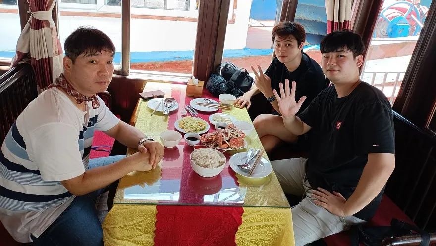 Đối với tour 4 tiếng chiều thì du khách sẽ dùng bữa trưa ngay khi lên tàu