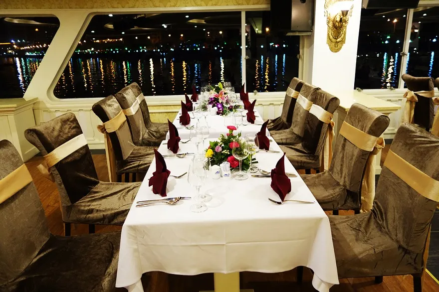 Du khách có thể ngắm nhìn thành phố Hạ Long qua những cô cửa kiinh khi dùng bữa trên du thuyền Sea Octopus