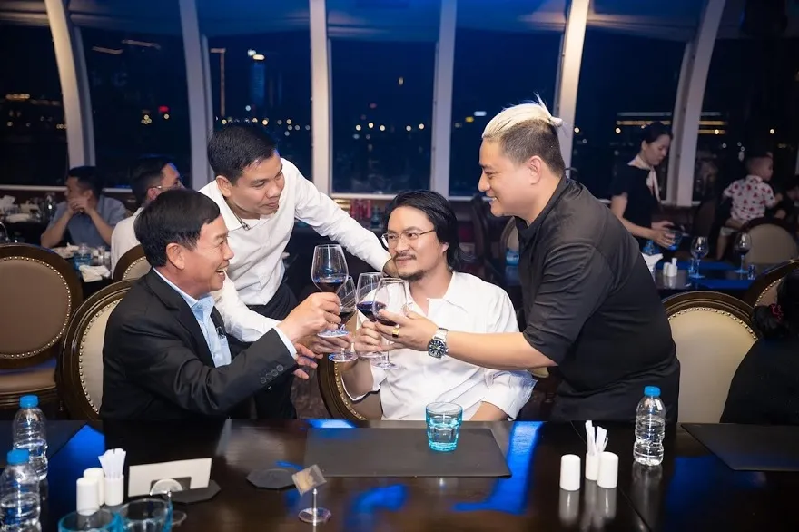 Du khách có thể vừa dùng bừa vừa ngắm cảnh thành phố và Vịnh Hạ Long về đêm từ nhà hàng qua cửa kinh lớn của du thuyền Paradise Delight