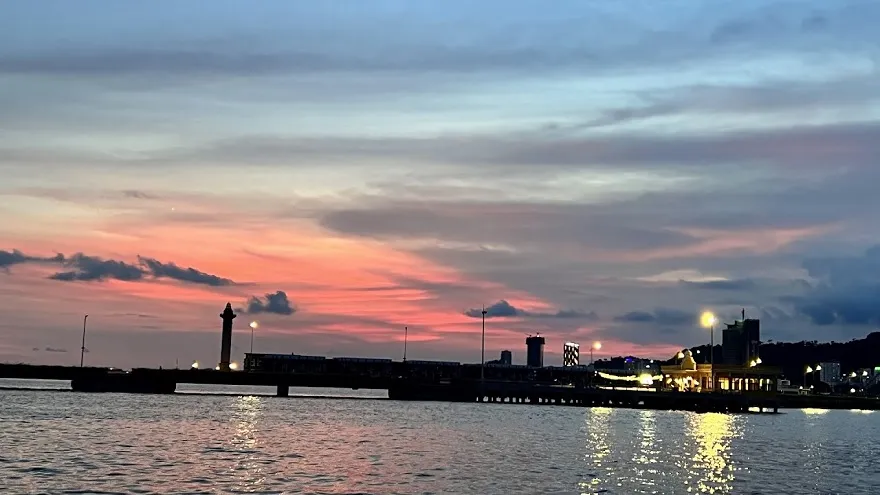 Du thuyền Ambassdor Cruise II ăn tối 9 Du thuyền Ambassador II di dọc bờ biển giúp du khách ngắm nhìn thành phố từ xa