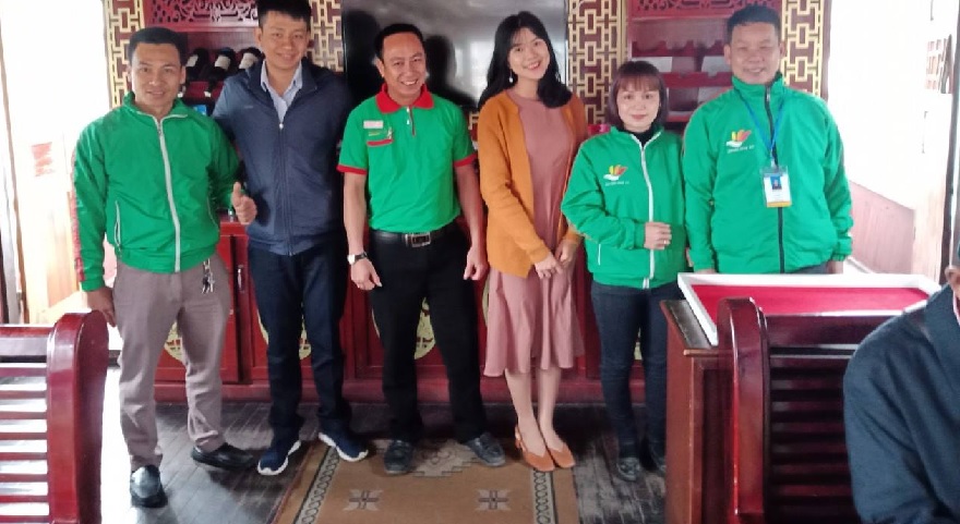 Hướng dẫn viên song tiếng sẽ hỗ trợ du khách suột chiều dài chuyến đi