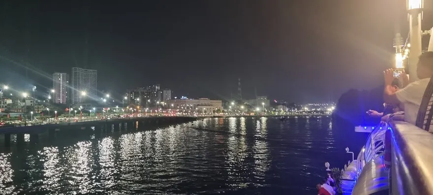 Ngắm thành phố lung linh ánh đền về đêm từ du thuyền Paradise Delight