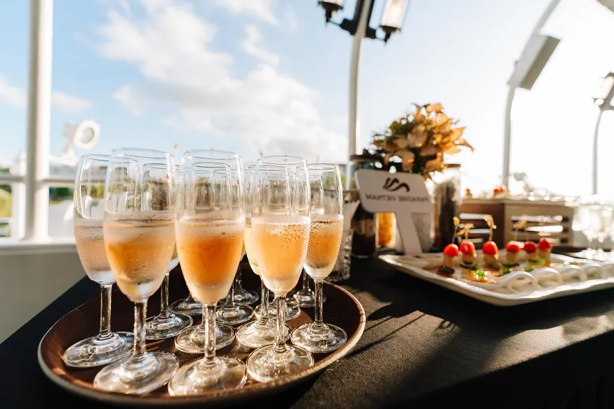 Tiệc tiệc canapé nhẹ nhàng với đồ uống chào mừng khi du khách lên du thuyền Paradise Delight