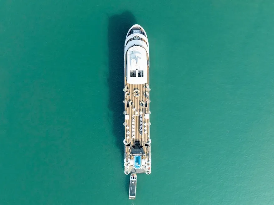 Khu vực Sundeck với góc view 360° trên du thuyền Luna Hạ Long