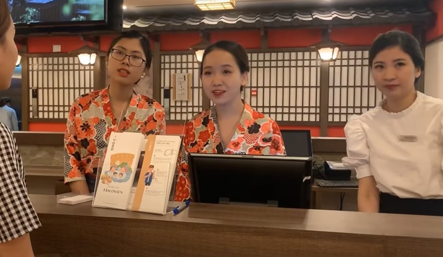 Quầy vé tại Yoko Onsen Quang Hanh