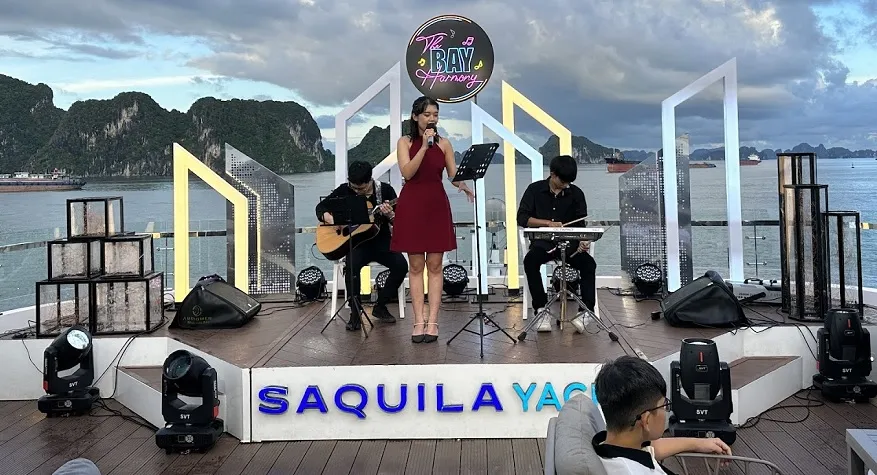 Chương trình biểu diễn âm nhạc The Bay Harmony trên Du thuyền Saquila Yacht