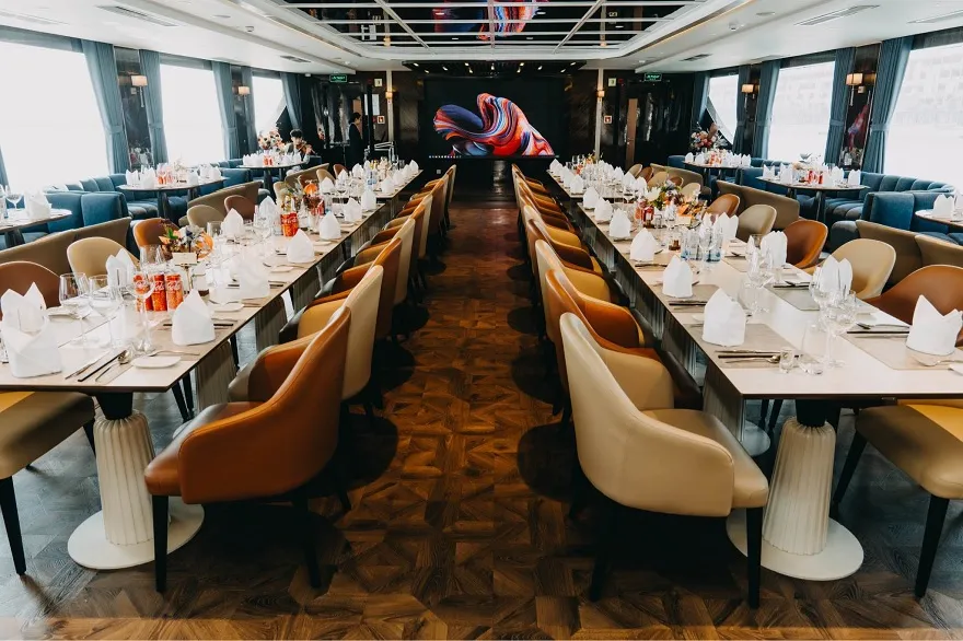 Nhà hàng của Saquila Yacht được thiết kế tinh tế và sang trọng