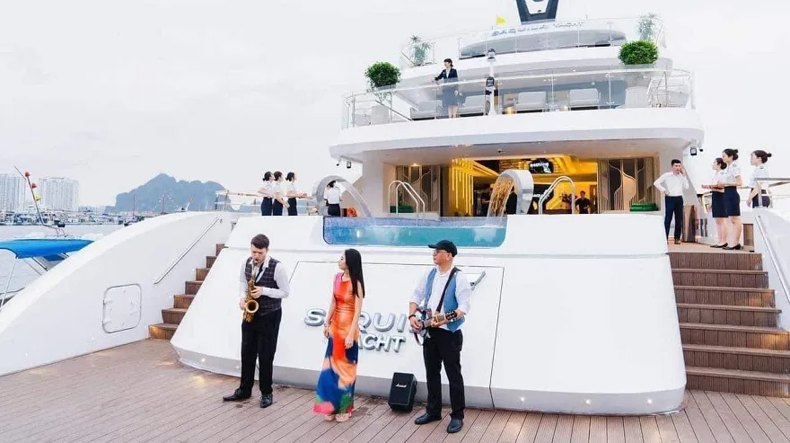 Nhên viên Du thuyền Saquila Yacht chào mừng du khách lên thuyền tại cạng tàu khách quốc tế Hạ Long