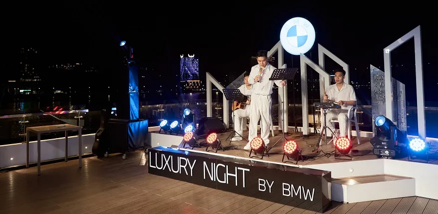 Saquila Yacht về đêm