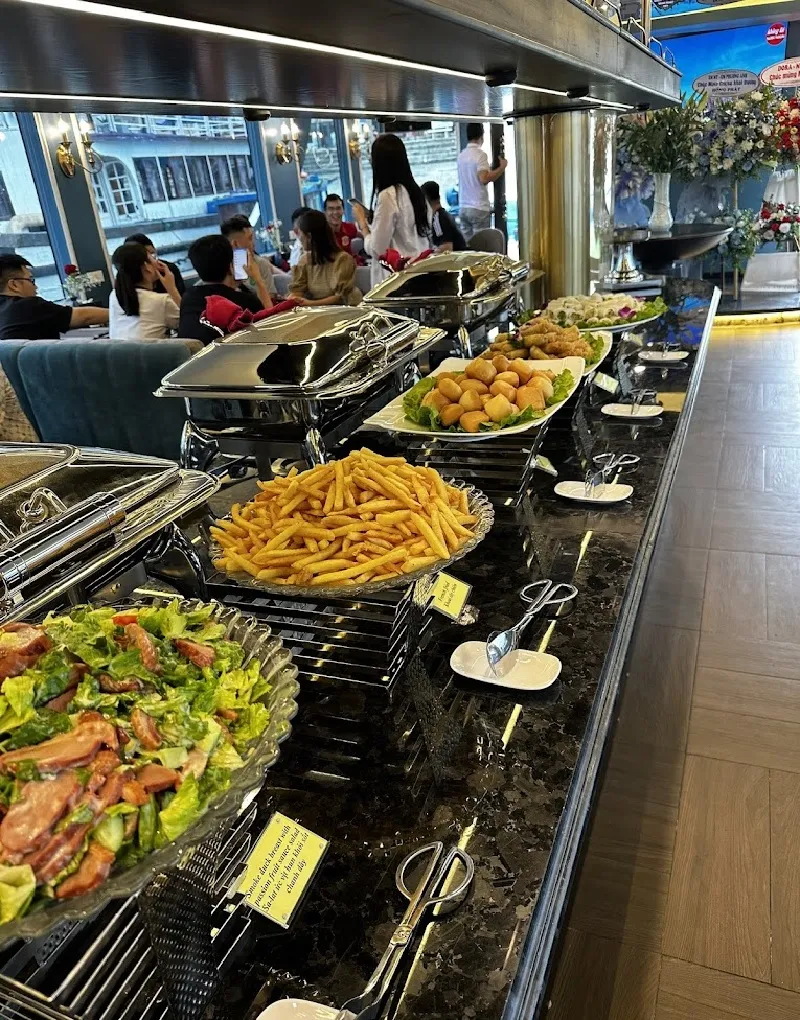 Buffet hải sản với thực đơn Á - Âu trên du thuyền Maia Cruise